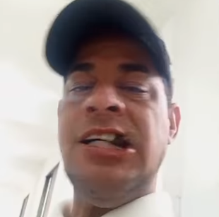 COMIENDOSE UN PEDAZO