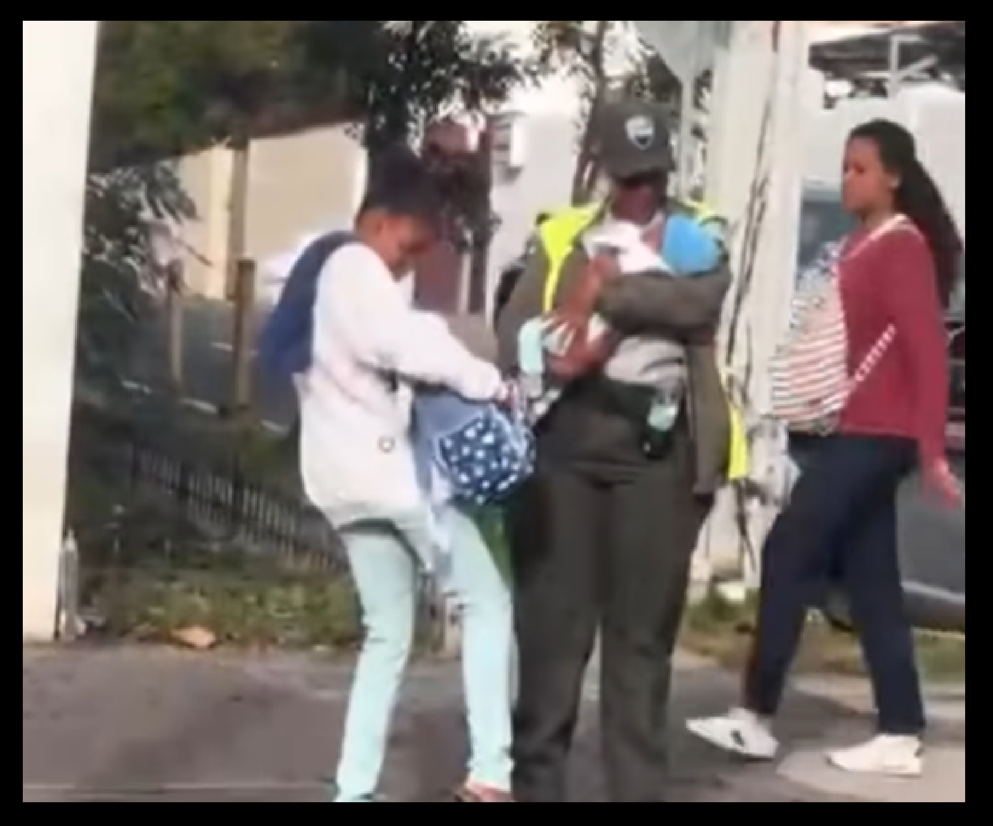 UNA AGENTE CAPTA LA ATENCION