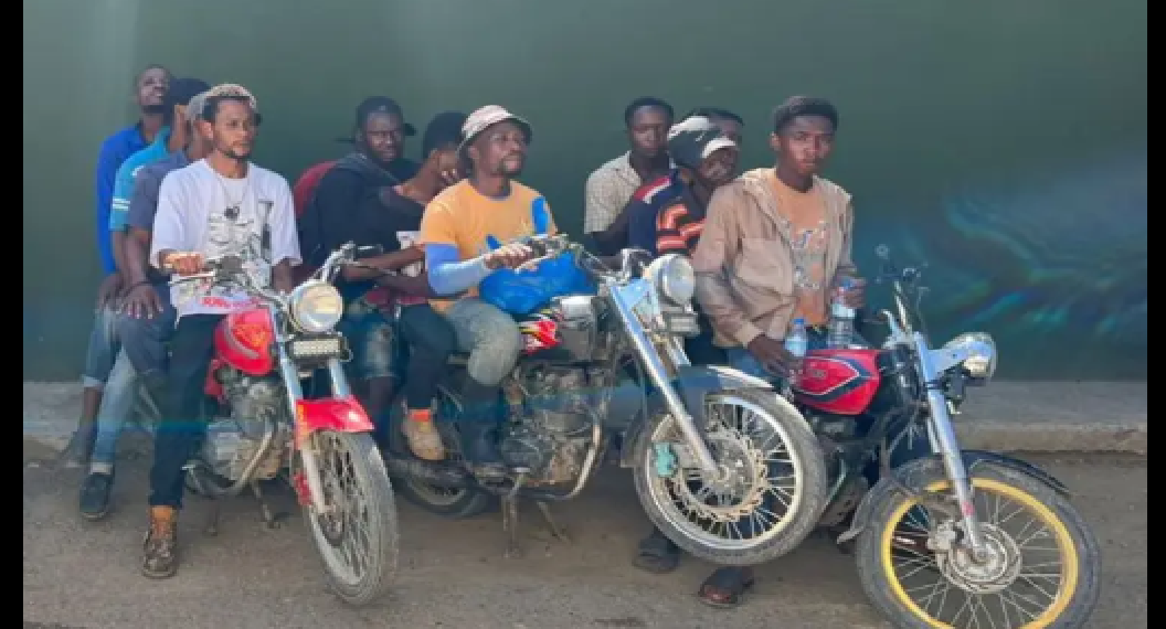 INAUDITO. 25 DEL VECINO PAÍS