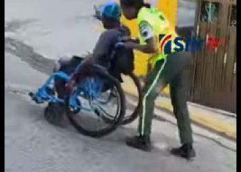 AGENTE AYUDANDO A MINUSVALIDO