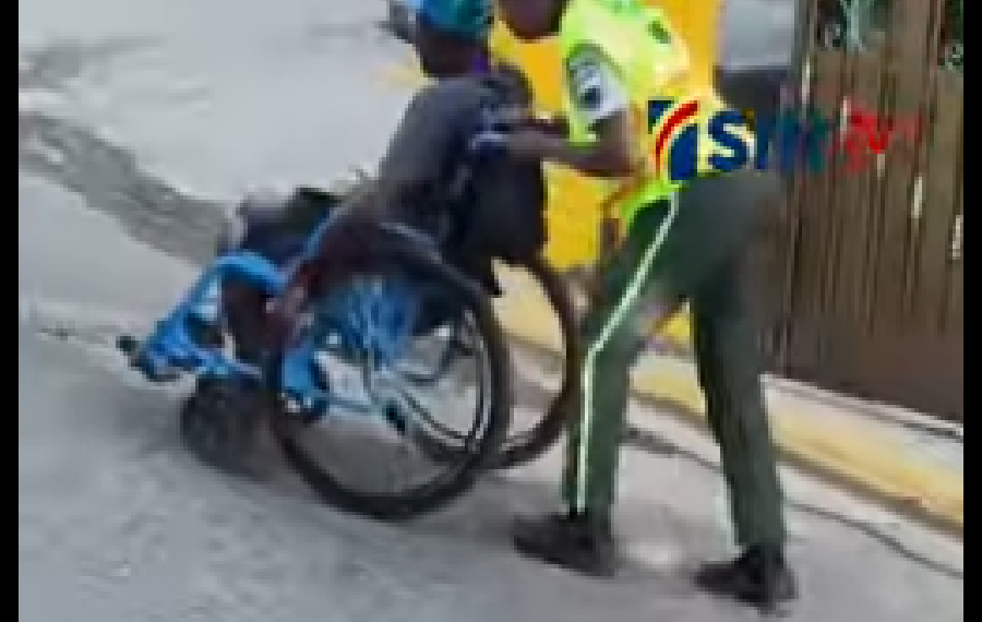 AGENTE AYUDANDO A MINUSVALIDO