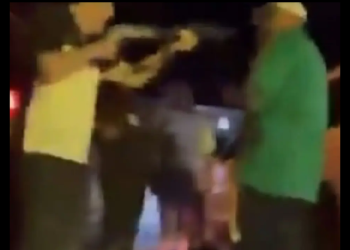 UN DIRIGENTE A VARIAS PERSONAS