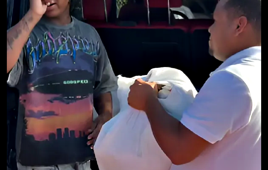 ARTISTA URBANO DANDO AYUDA A OTROS