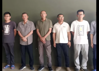 UN GRUPO DE CHINO NOS INVADEN