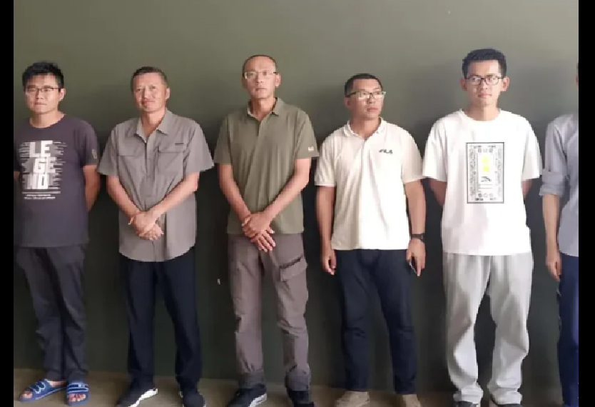 UN GRUPO DE CHINO NOS INVADEN