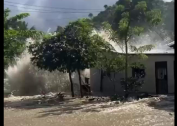 FUERTE EXPL0SION DE AGUA