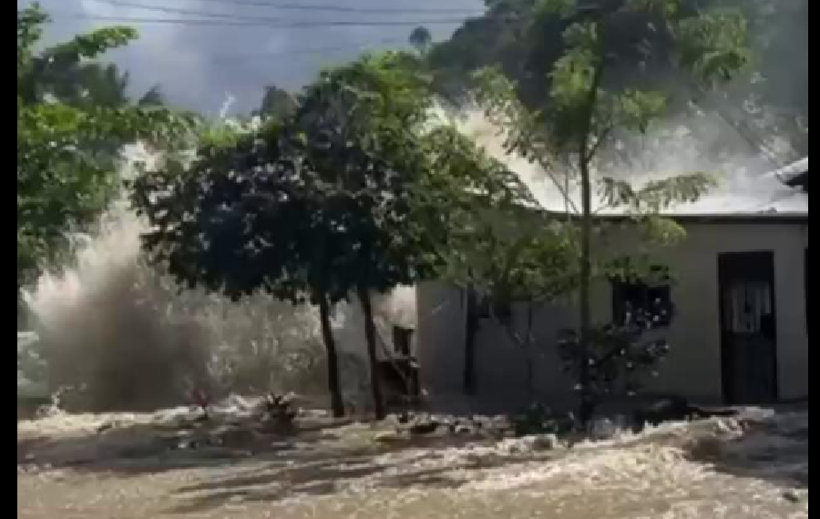 FUERTE EXPL0SION DE AGUA