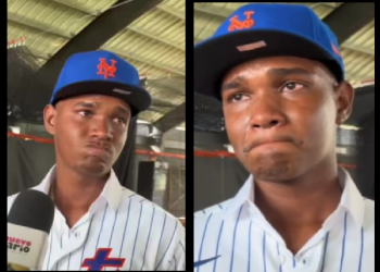 JOVEN PELOTERO FIRMA Y SE LE HACE UN NUDO